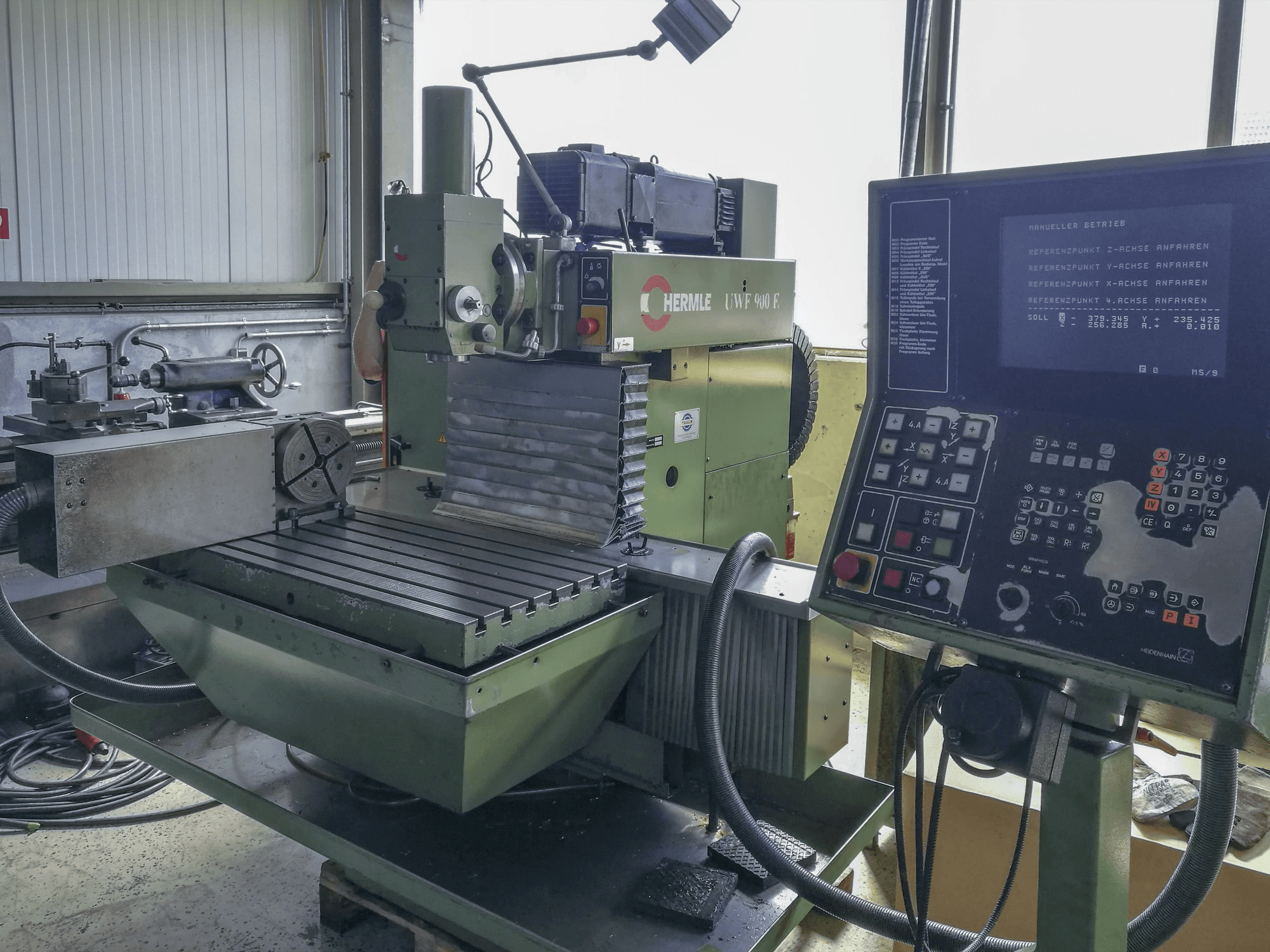Widok z prawej 1 maszyny HERMLE UWF 900 E
