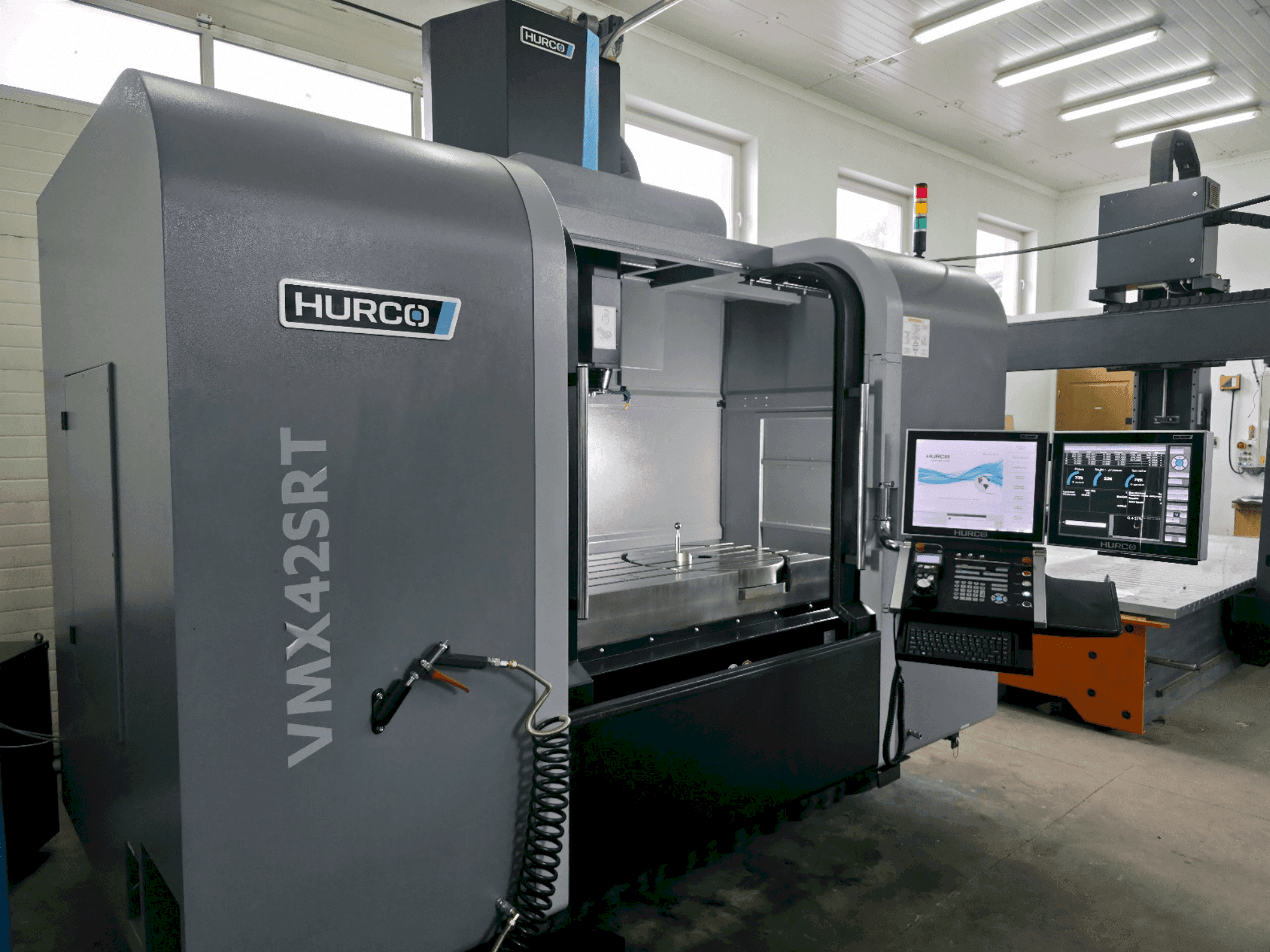 Widok z przodu maszyny Hurco VMX 42SRTi
