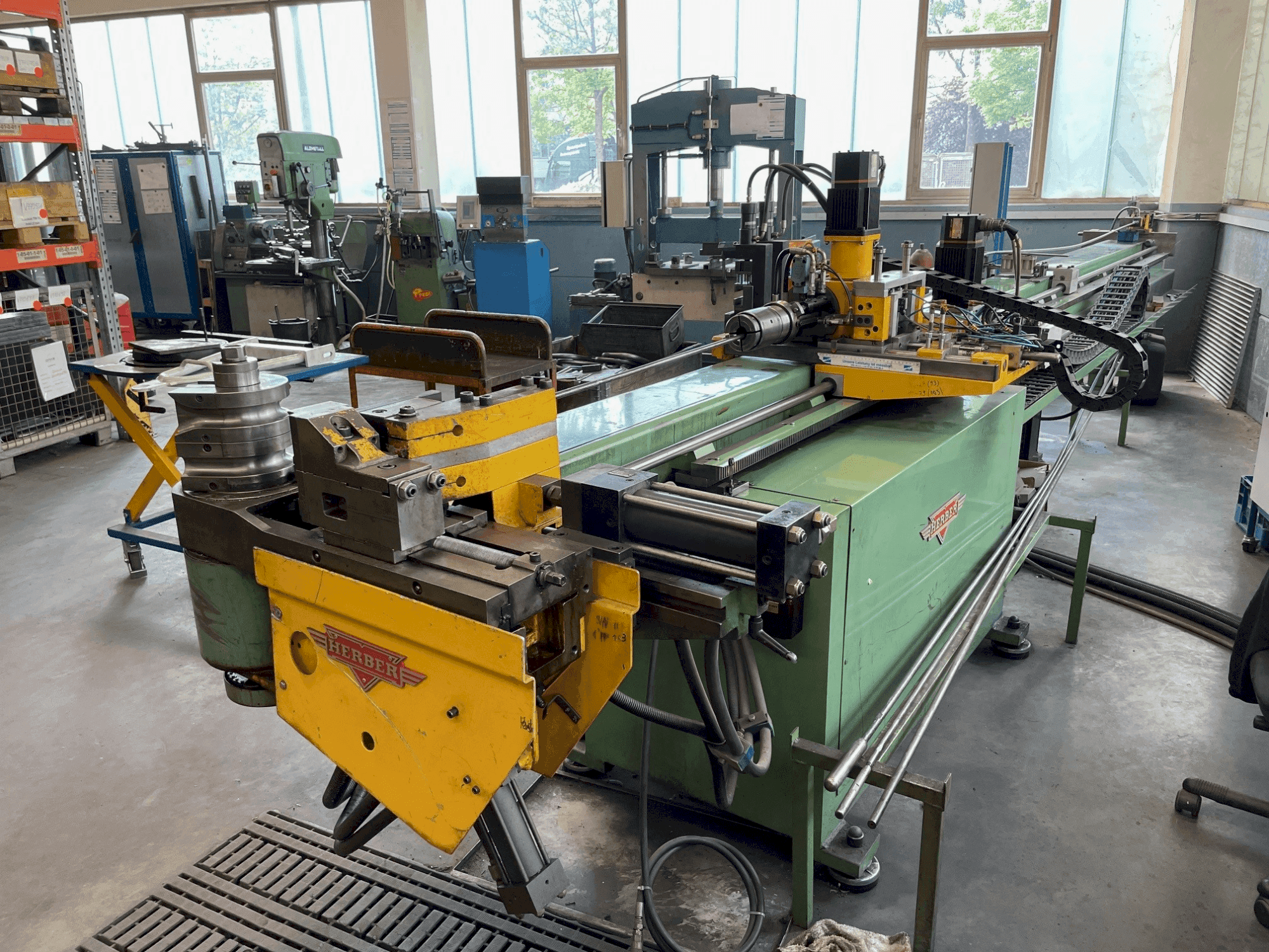 Widok z przodu maszyny HERBER 42 CNC