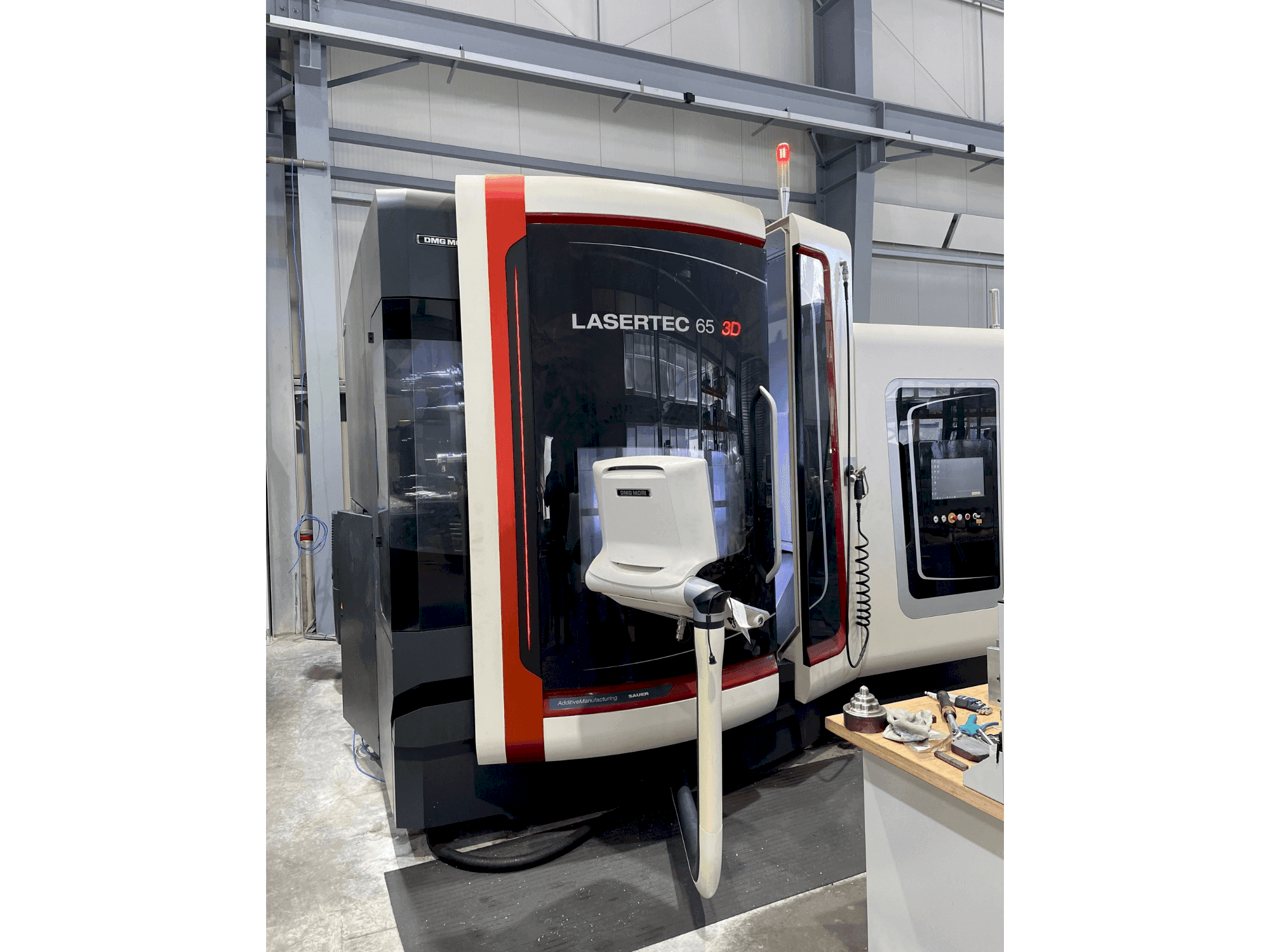 Widok z przodu maszyny DMG MORI LASERTEC 65 3D Hybrid