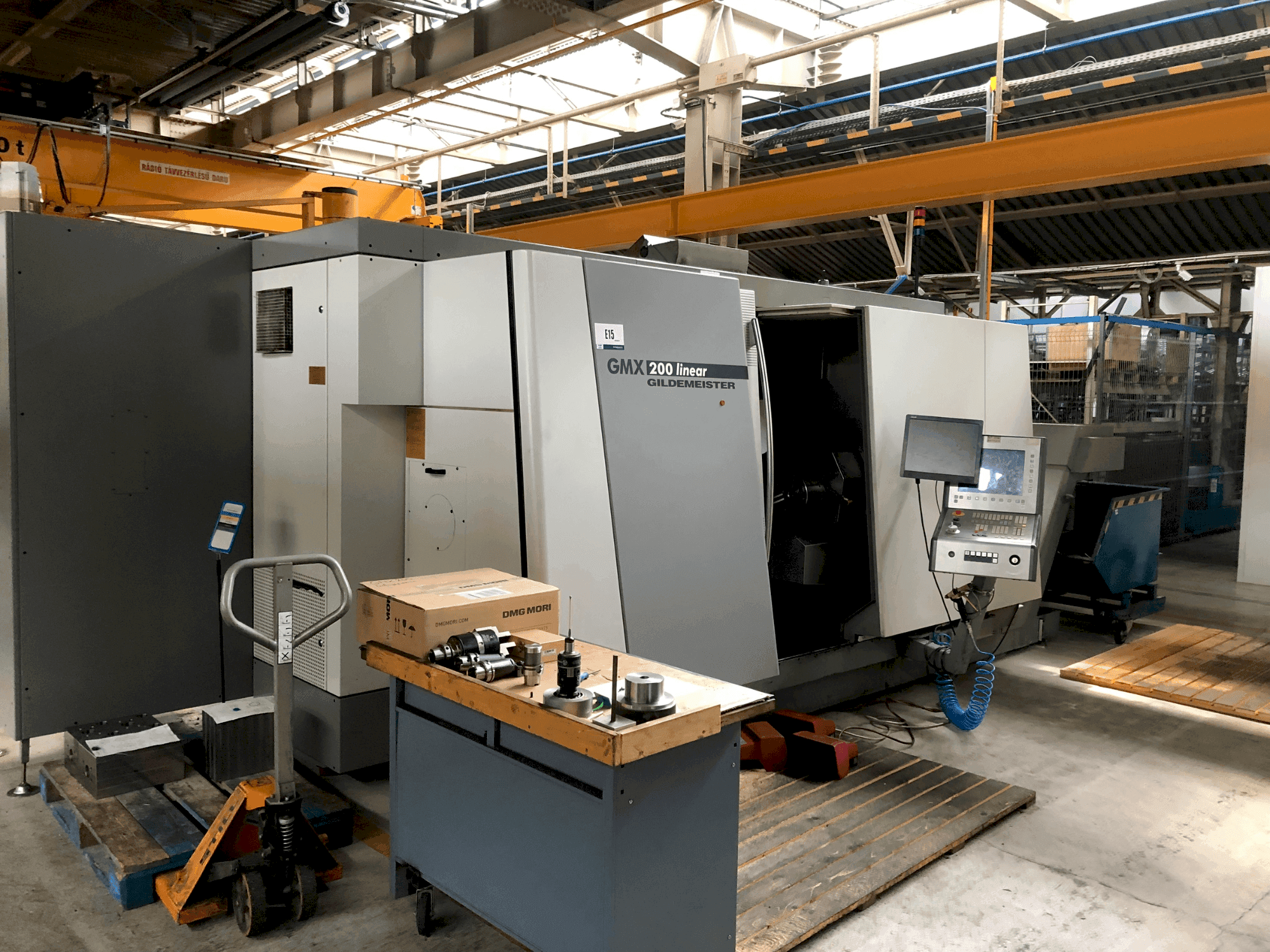 Widok z przodu maszyny DMG MORI GMX 200 Linear (2004)