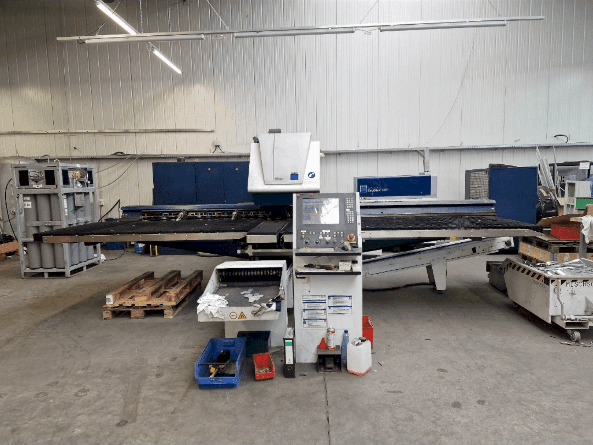 Widok z przodu maszyny TRUMPF TruMatic 3000 Fiber