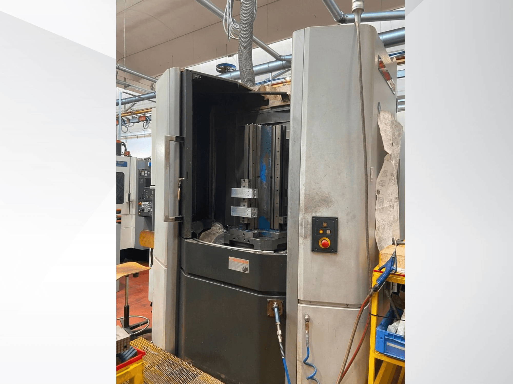 Poziome centrum obróbcze MORI SEIKI NHX 5000 – widok z przodu przedstawiający otwarte drzwi, uchwyt narzędziowy i panel sterowania.