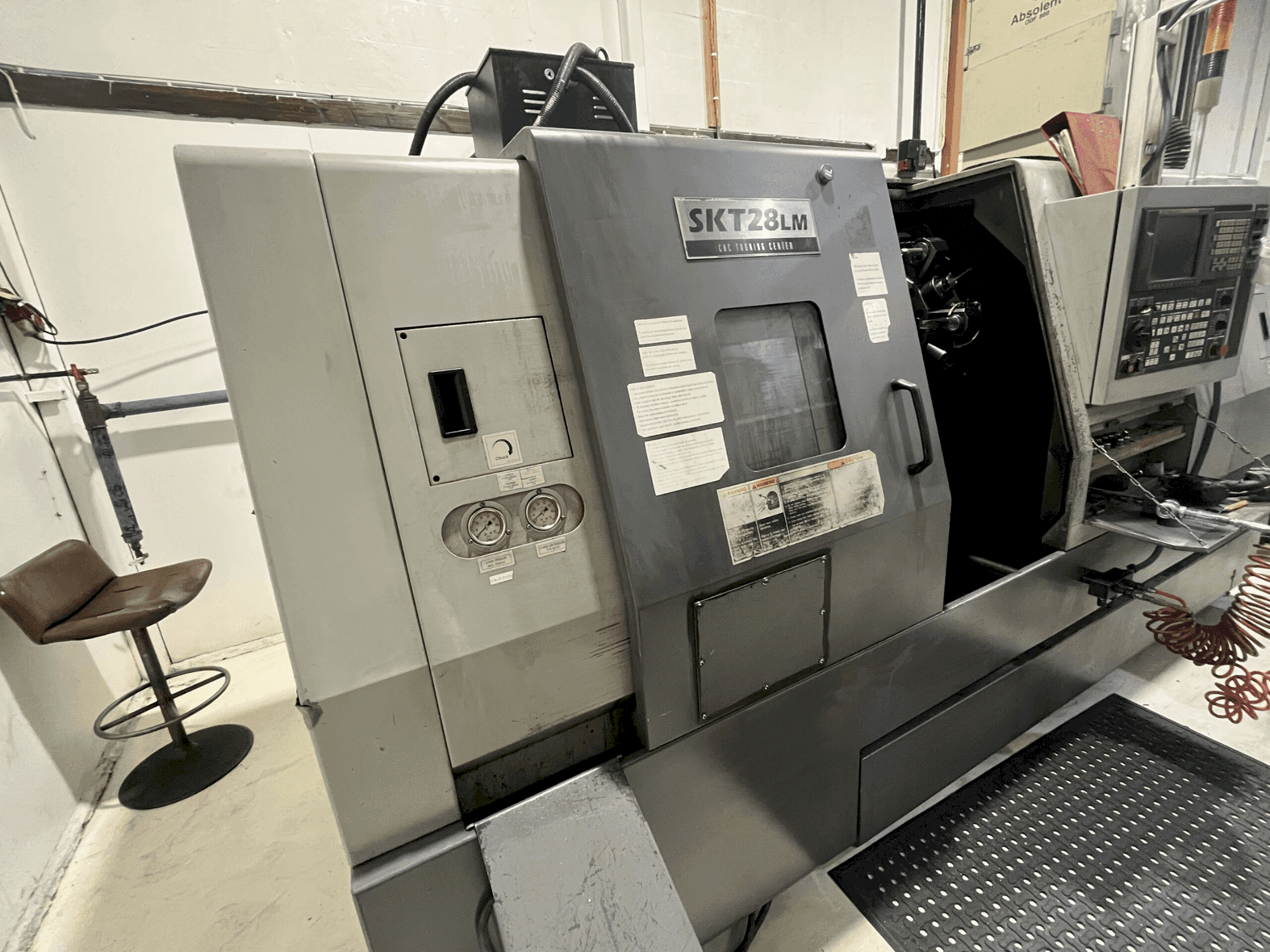 Widok z przodu maszyny Hyundai Kia SKT 28 LM