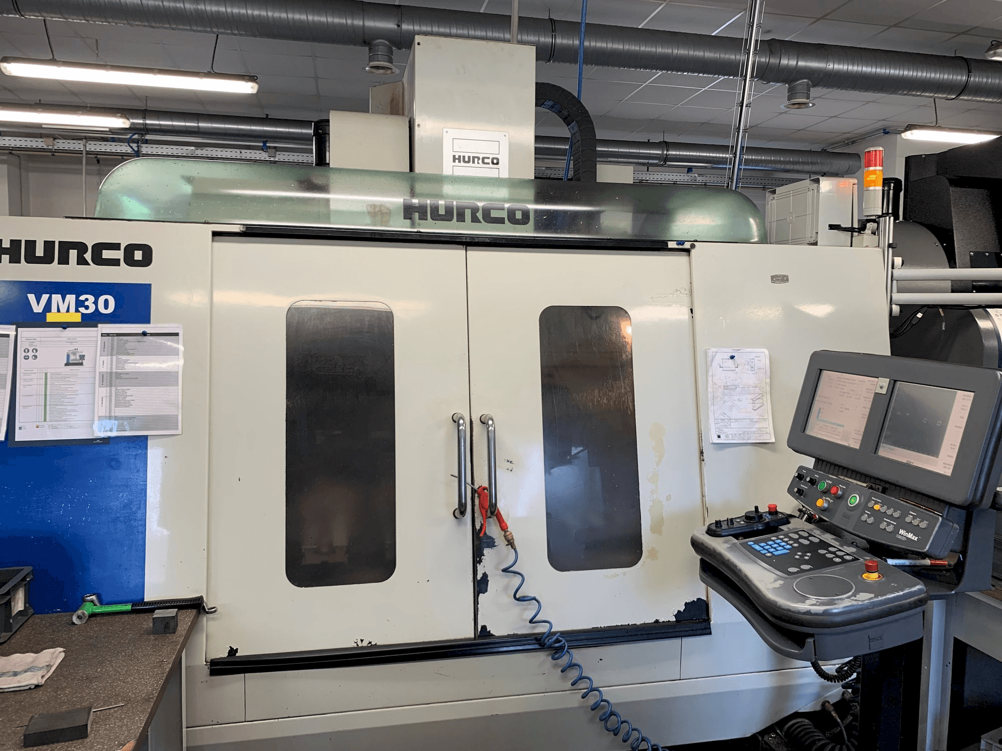 Widok z przodu maszyny Hurco VM30