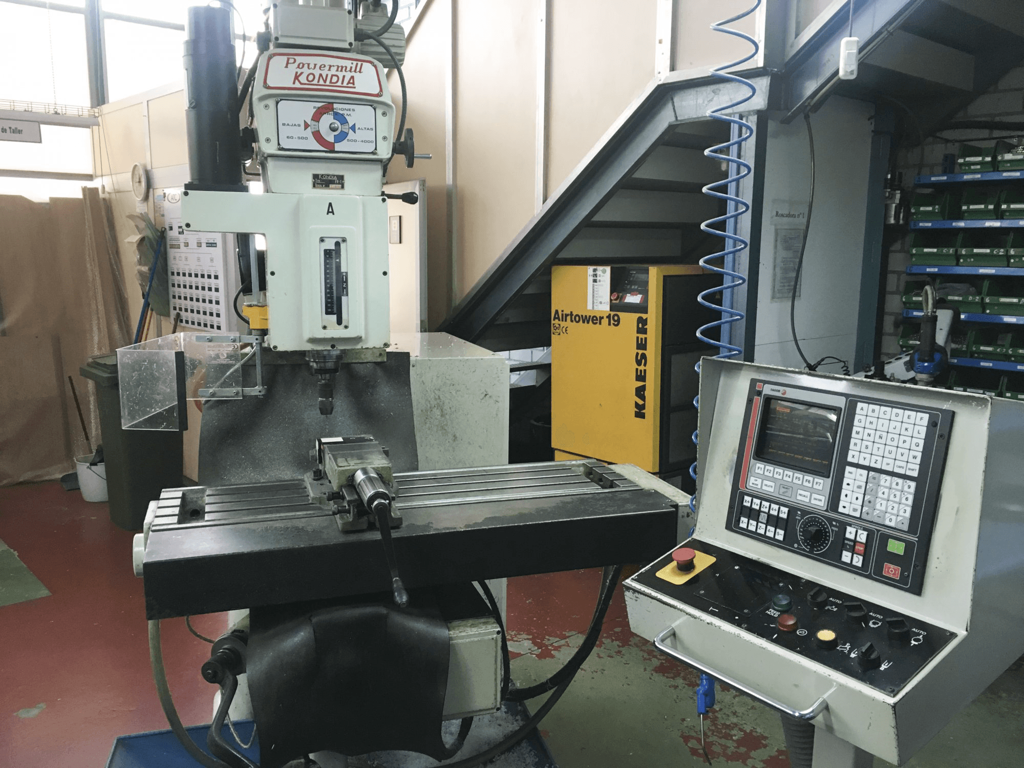 Widok z lewej maszyny KONDIA Powermill FV-1 CNC