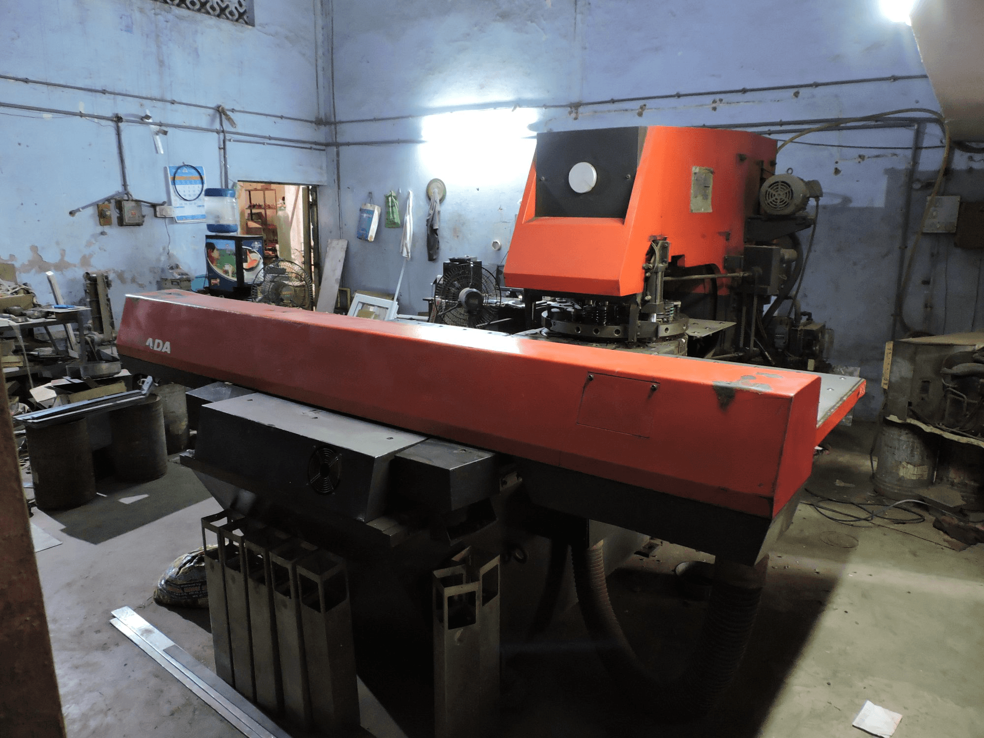 Widok z prawej maszyny AMADA ARIES 245