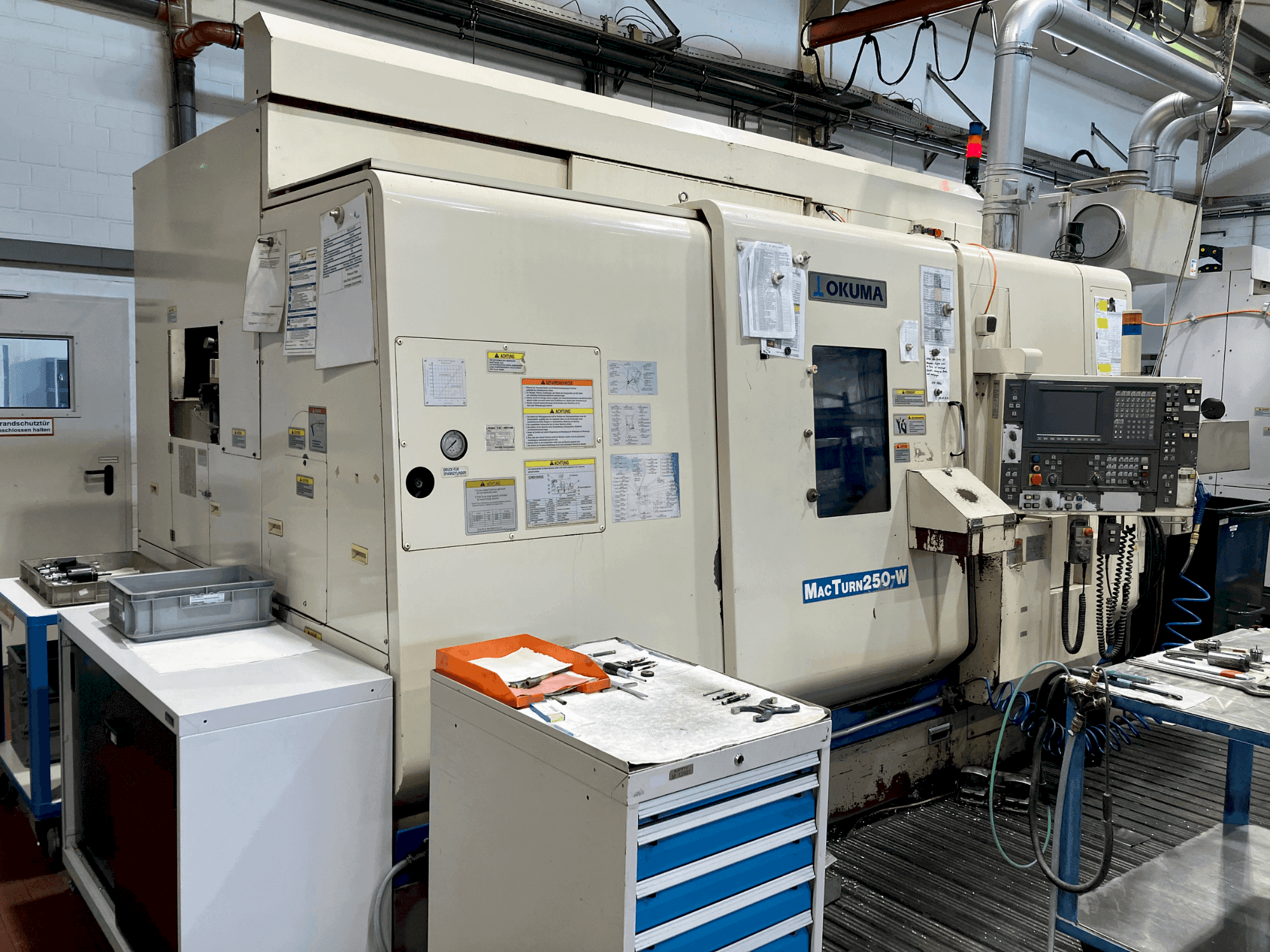 Widok z przodu maszyny Okuma MacTurn 250-W