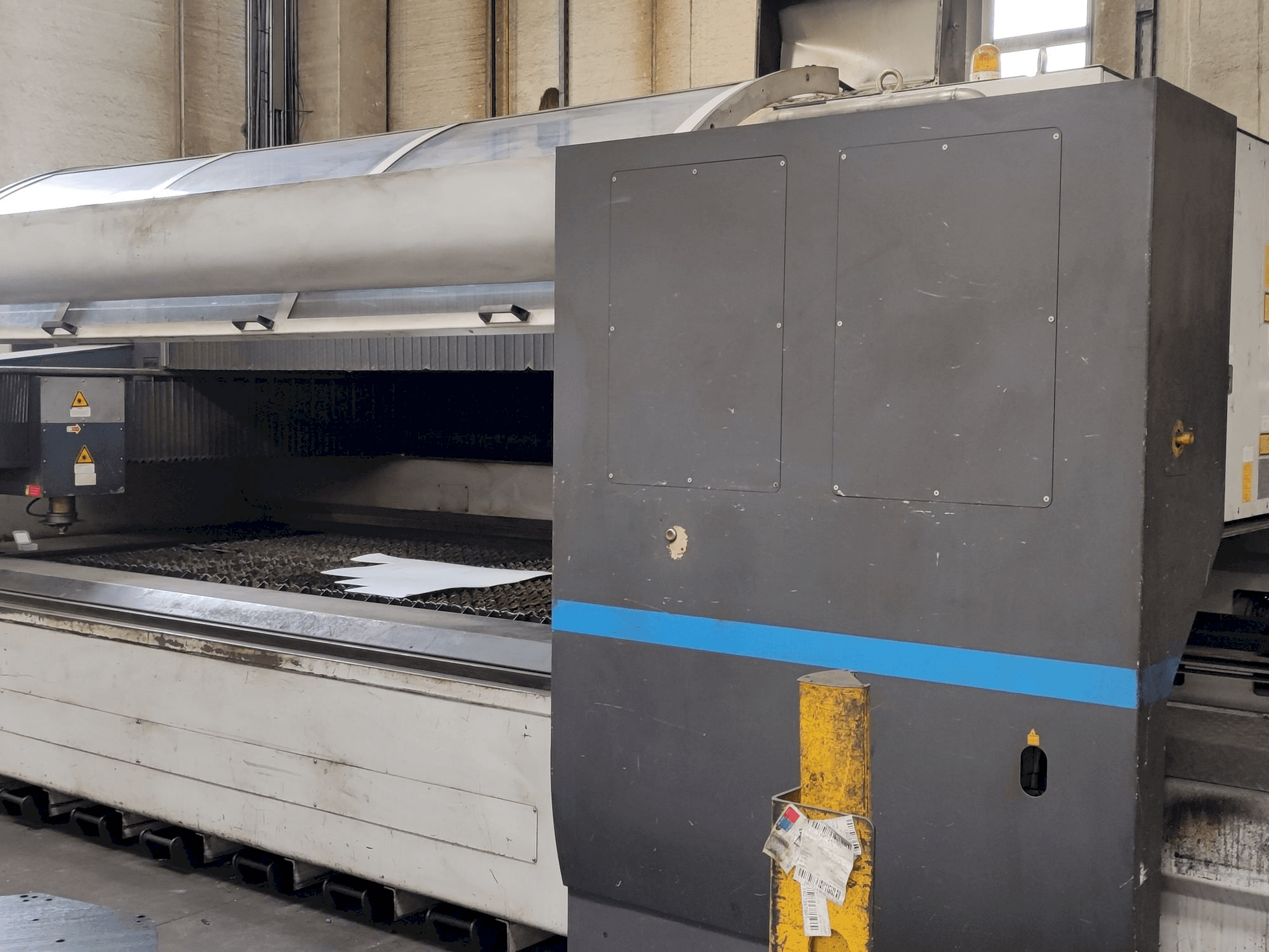 Widok z przodu maszyny LVD AXEL 3015 S