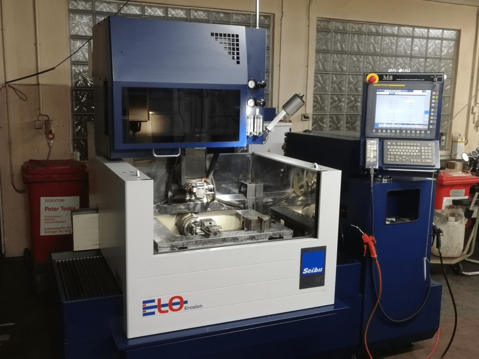Maszyna do erozji ELO Seibu widziana od przodu, z panelem sterowania i widocznym obszarem roboczym z metalowymi elementami.