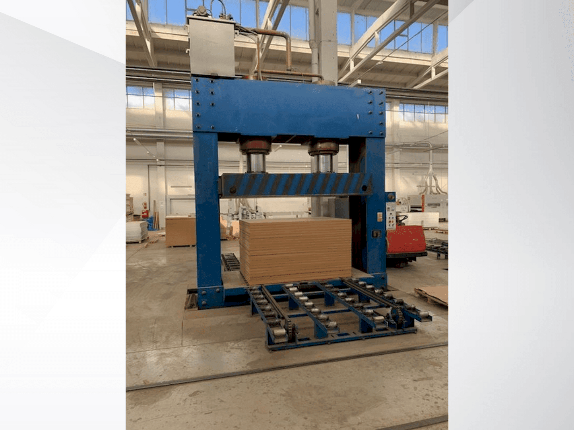 Widok z przodu maszyny LINYI JIANZHONG WOOD MACIHNERY JJC-CP