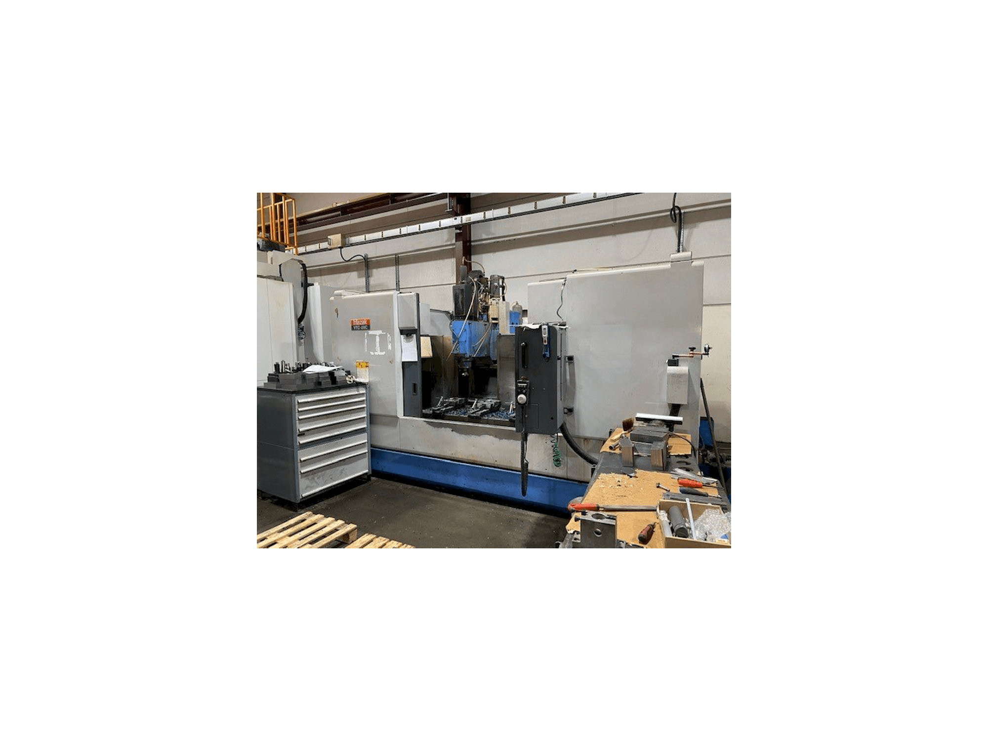 Widok z przodu maszyny Mazak VTC-20C