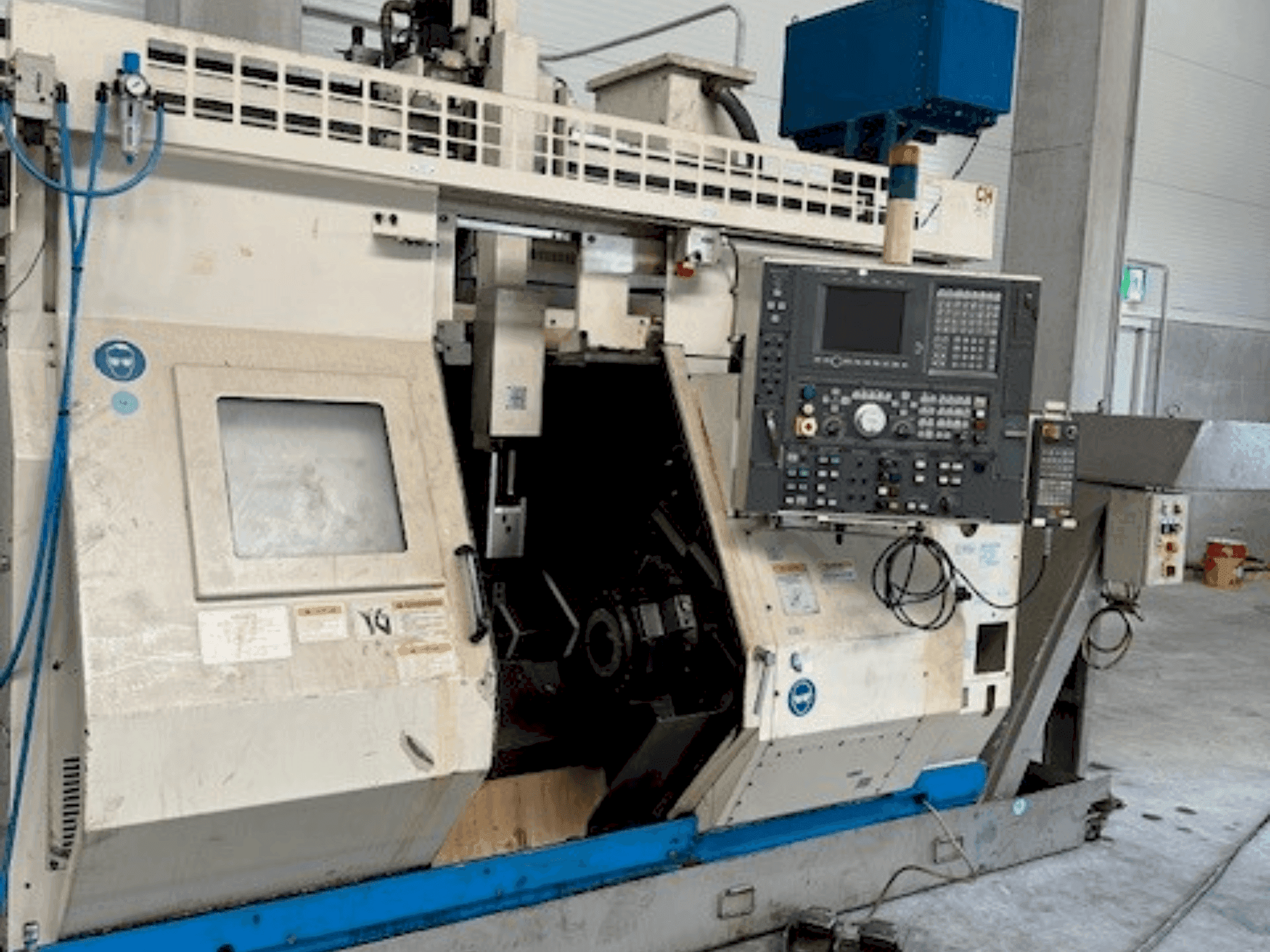Widok z przodu maszyny Okuma LT10