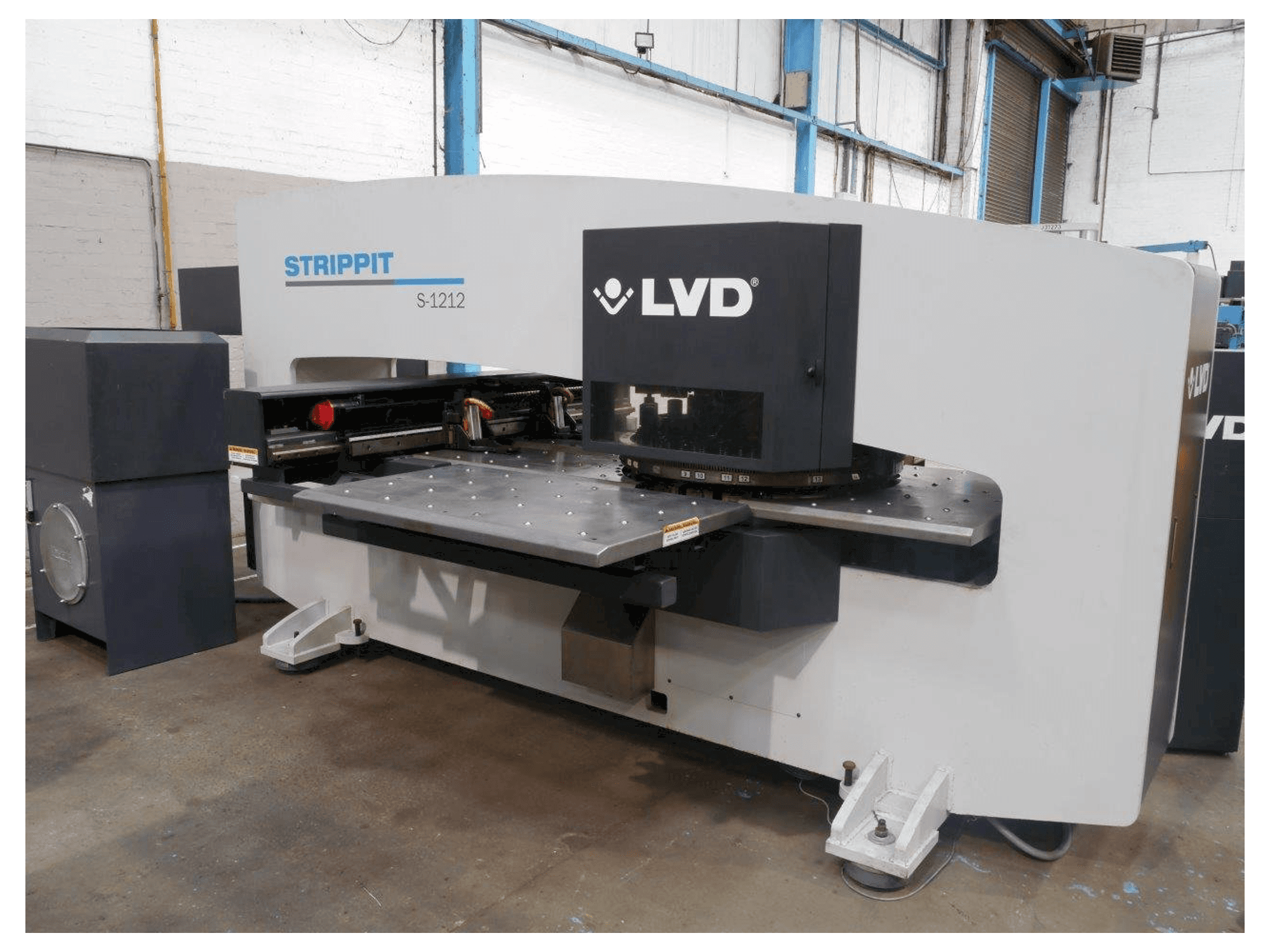 Widok z przodu maszyny LVD STRIPPIT S 1212