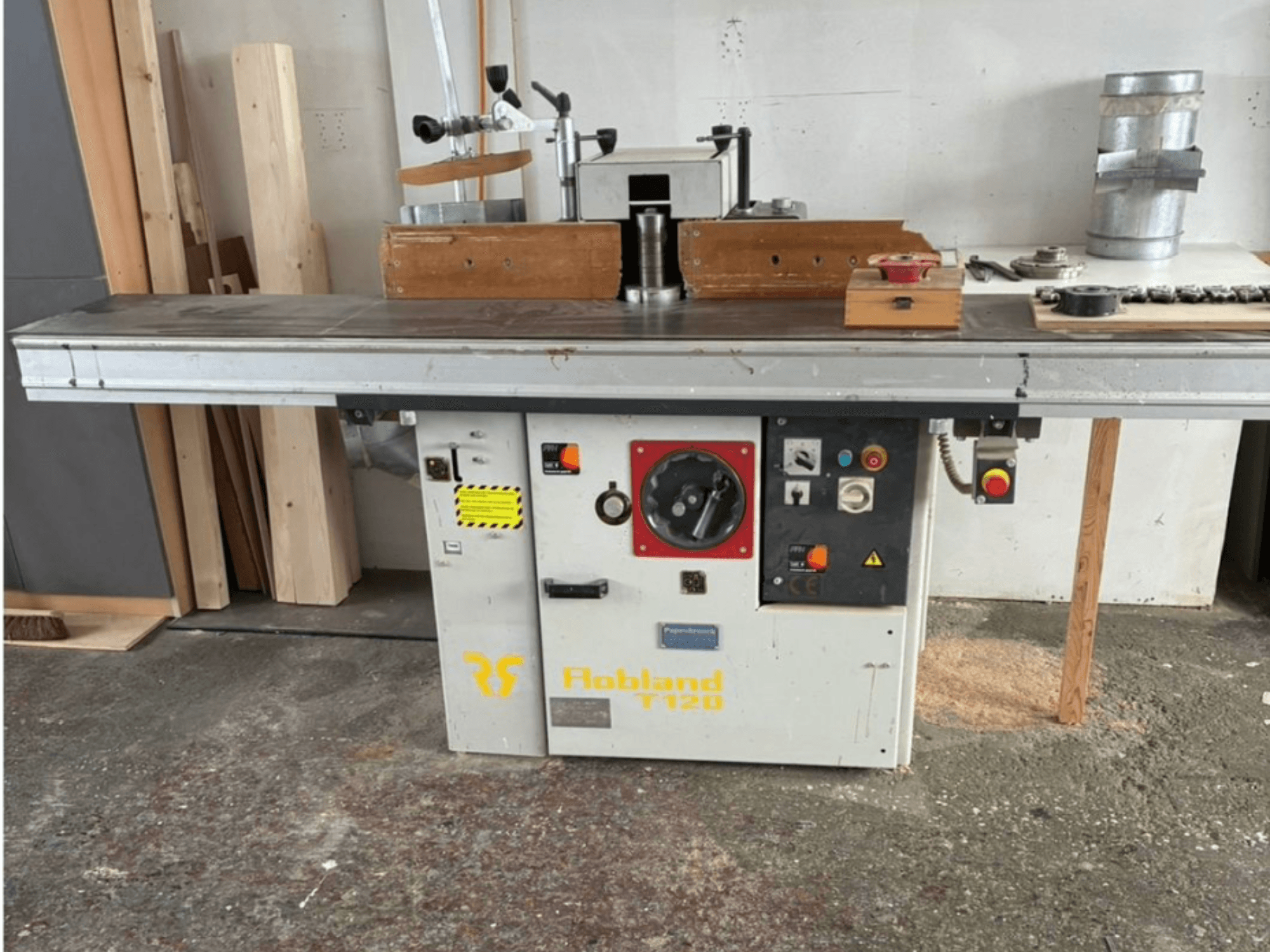 Strugarka stołowa Hobbland T120, widok z przodu, posiada srebrną powierzchnię, panel sterowania z przyciskami i etykiety bezpieczeństwa.